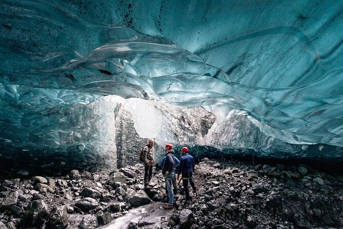 4-Day Iceland: Golden Circle, South Coast, Volcano Hike & Northern Lights - Day two: black sand, icebergs, and Diamond Beach