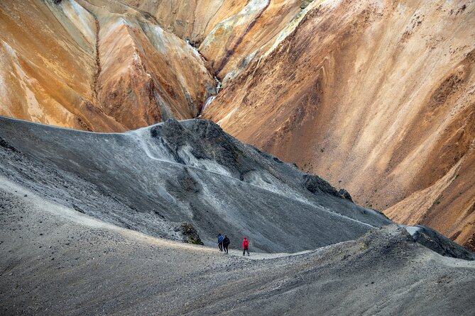 4 Days Laugavegur Trekking Tour - Day 1: Landmannalaugar starts with color and heat