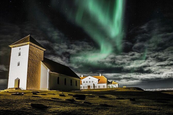 4 Hours Northern Lights Private Luxury Tour - Chasing clear skies from Reykjavik