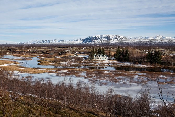 5-Day Northern Lights Hunt & Glacier Lagoon Tour - Day 3: Icebergs at Jökulsárlón and the black sand of Diamond Beach