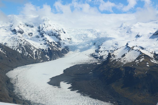 Airplane flight over glacier lagoons and Iceland's highest peak - Why this flight gives you a different view of Iceland