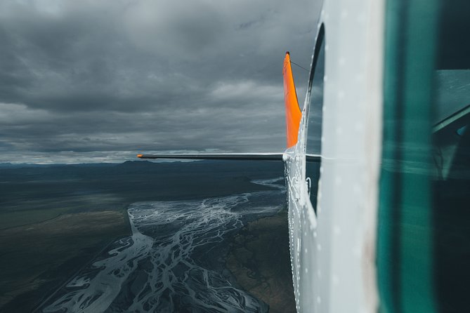 Airplane tour over black sands and riverbeds from Skaftafell - Seeing Skeiðarársandur from the air