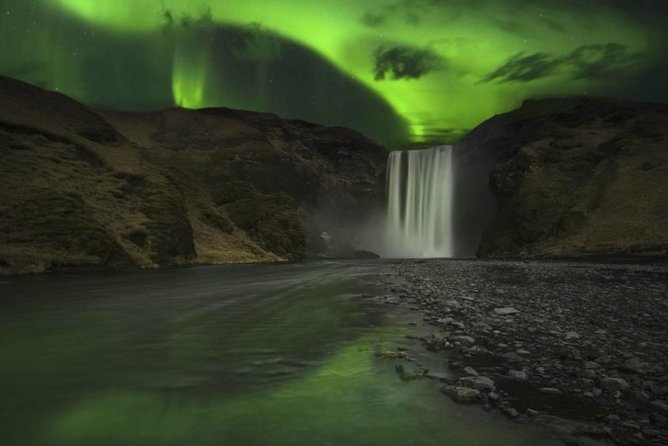 Chasing Aurora Borealis with Warmth and Treats in Premium Tour! - Why the small minibus matters