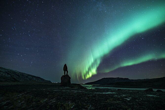 Cozy Northern Lights Tour with Icelandic Treats - Waiting with blankets, Wi-Fi, hot chocolate, and kleina