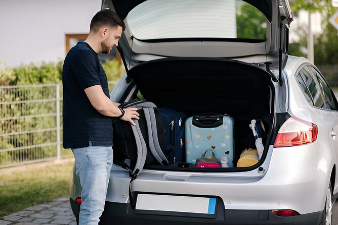 From KEF Airport: Private Transfer to Reykjavik in Iceland - Who should book this transfer?