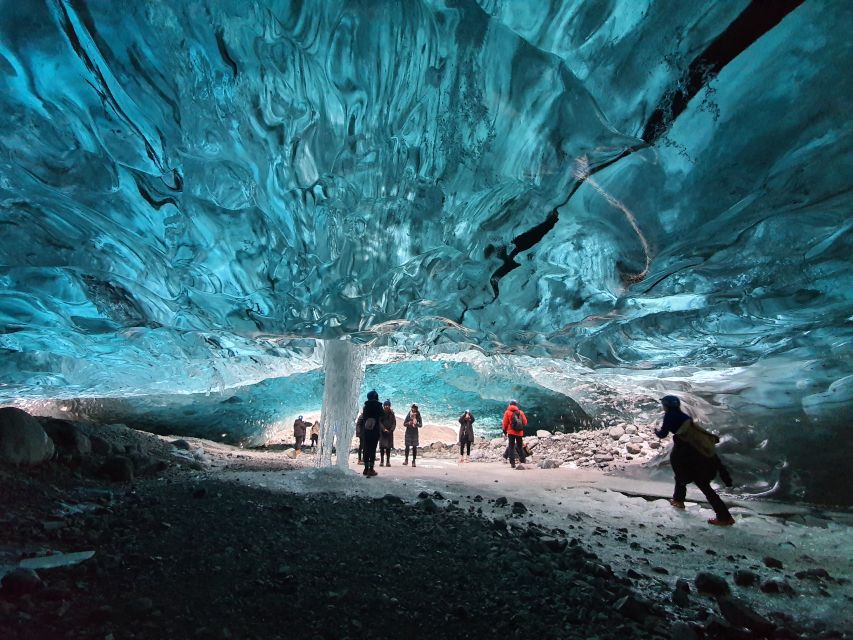 From Reykjavik: 3-Day South Coast Winter Tour with Ice Cave - Guides, minibus travel, and the value of local commentary