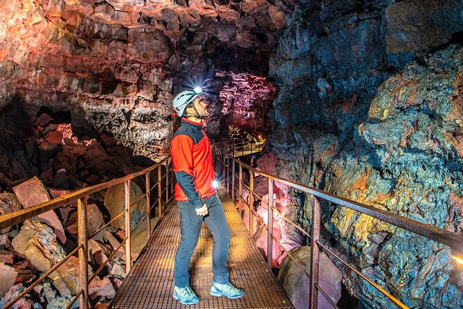 From Reykjavík: Evening Lava Tunnel Tour and Northern Lights Tour - What the reviews reveal about the experience