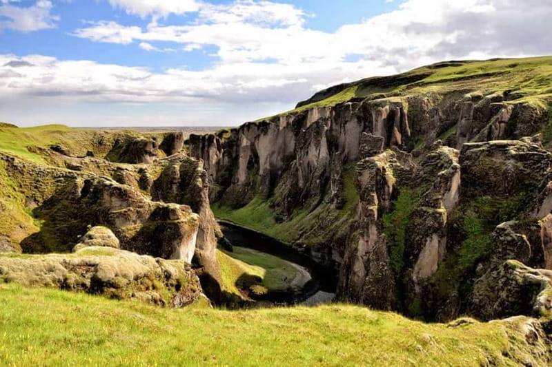 From Reykjavik: Glacier Lagoon and Fjaðrárgjúfur Canyon Tour - Foss á Síðu and the curious uphill waterfall
