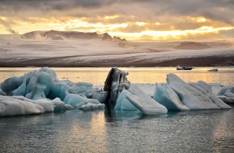 From Reykjavik: Glacier Lagoon and Fjaðrárgjúfur Canyon Tour - Vík, Víkurkirkja, and the first coastal views