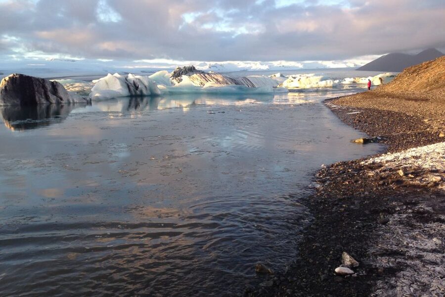 From Reykjavik: Glacier Lagoon Boat Ride, Diamond Beach Tour - The guides make the miles easier