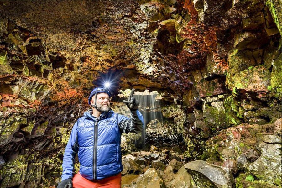 From Reykjavik: Raufarhólshellir Lava Tunnel by Bus - How the guides shape the experience