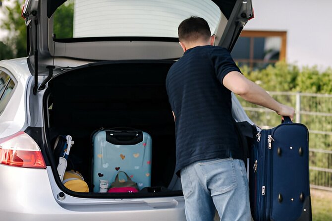 From Skarfabakki Cruise Terminal: Private Transfer to KEF Airport - Private space for up to three people