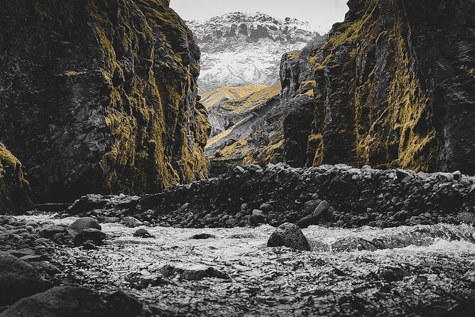 Glacier Express Jeep & Hiking Tour - Local Icelandic Guide - A small group helps on ice