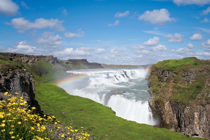 Golden Circle Day Trip with Fridheimar Greenhouse visit from Reykjavik - What the coach setup means for your day