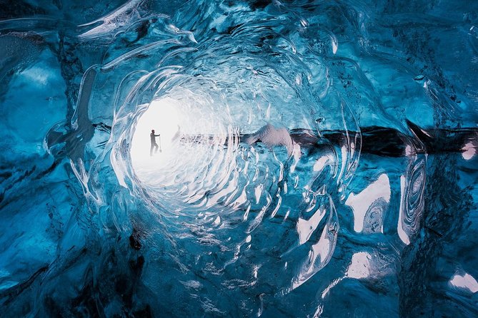 Ice Cave Tour in the National Park of Vatnajökull - The bouncy 4x4 ride to the glacier