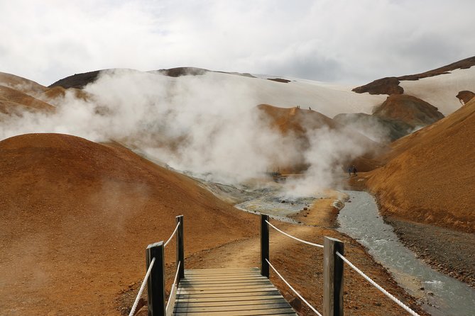 Kerlingarfjöll Highlands Day Tour in a 4X4 from Akureyri - Kerlingarfjöll’s colorful mountains and highland resort