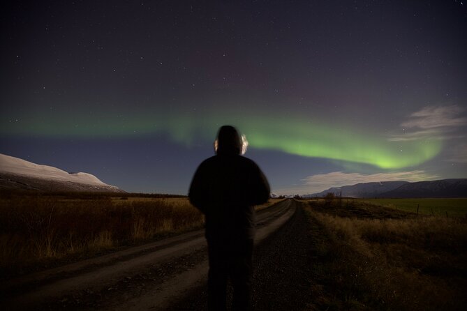 Northern Lights Classic MiniBus Tour from Akureyri - Staying warm while you wait