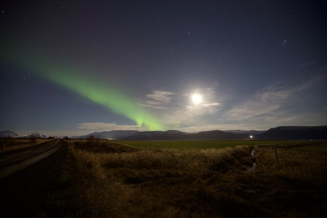 Northern Lights Classic MiniBus Tour from Akureyri - What the guides add to the night