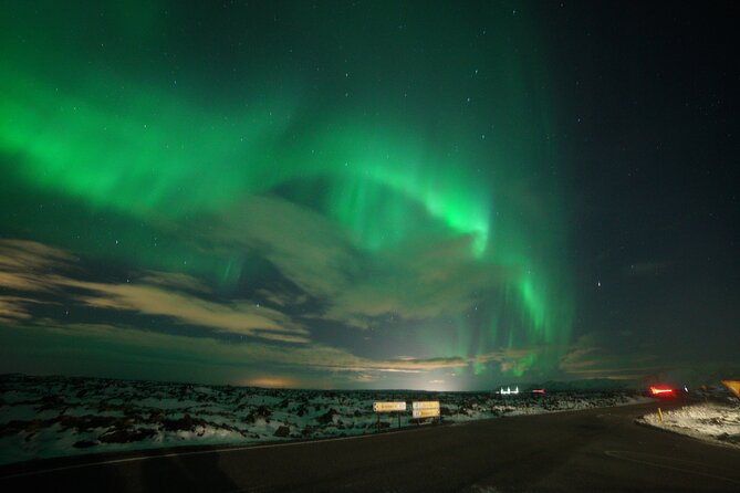 Northern Lights In luxury off-road SUV with Photos and Treats - Chasing the Aurora Beyond Reykjavik at 9:00 p.m.