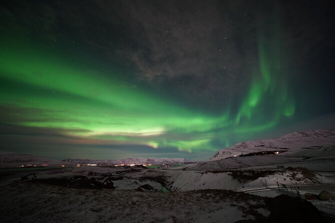 Northern Lights In luxury off-road SUV with Photos and Treats - Aurora Basecamp Adds a Useful Pause