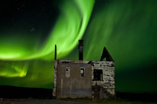 Northern Lights Small-Group Tour with Hot Chocolate & Photos - Hot chocolate, pastries, and wool blankets