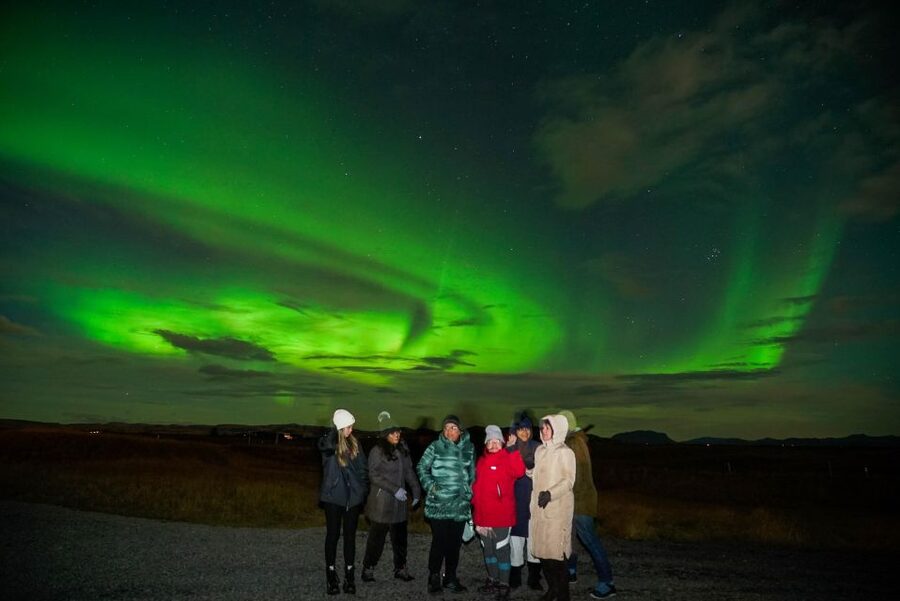 Northern Lights Tour From Reykjavik with Photography - Blankets, hot chocolate, and Icelandic pastries
