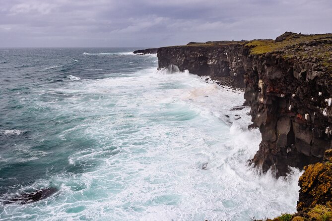 Reykjanes Peninsula: Volcanos & Blue Lagoon Self-Guided Tour - Brimketill: a lava pool shaped by story and surf