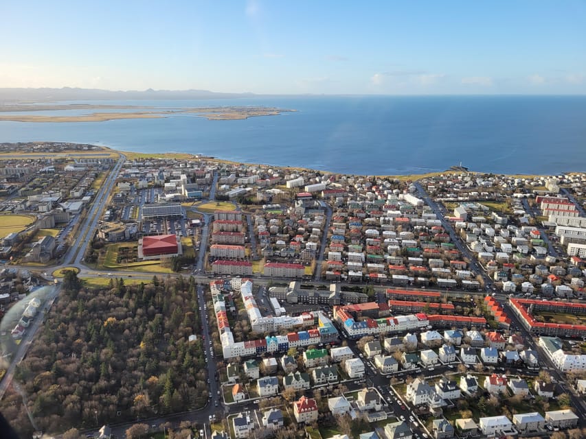 Reykjavik: 45-Minute Volcano Sightseeing Helicopter Tour - The return route and Bessastaðir