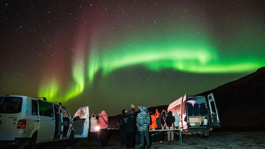 Reykjavík: 4x4 Minibus Northern Lights with Photo and Cocoa - Key points to know before booking