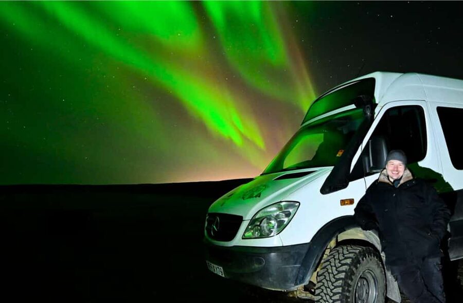 Reykjavík: 4x4 Minibus Northern Lights with Photo and Cocoa - What happens when the lights appear