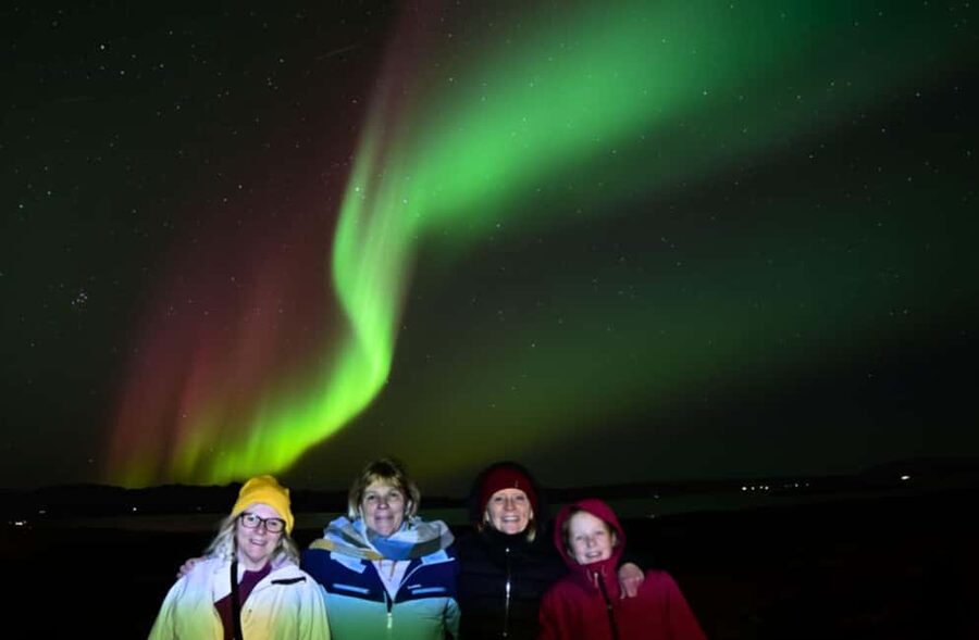 Reykjavík: 4x4 Minibus Northern Lights with Photo and Cocoa - The risk of a cloudy or quiet night