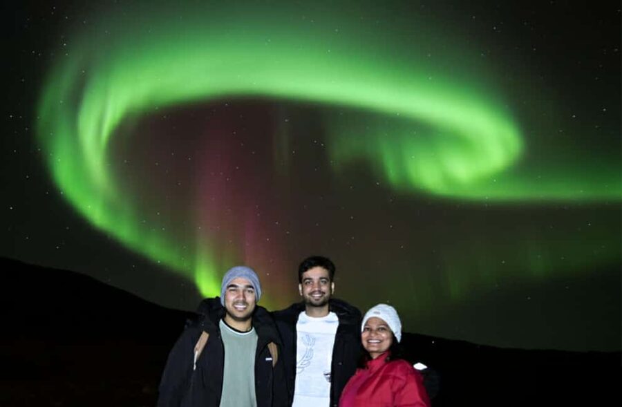 Reykjavík: 4x4 Minibus Northern Lights with Photo and Cocoa - Why the 4x4 vehicle matters