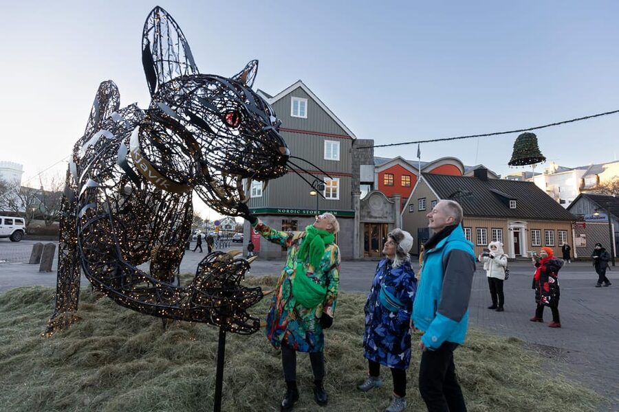 Reykjavik: Christmas Walking Tour with Icelandic Traditions - Austurvöllur and the famous Oslo Christmas Tree