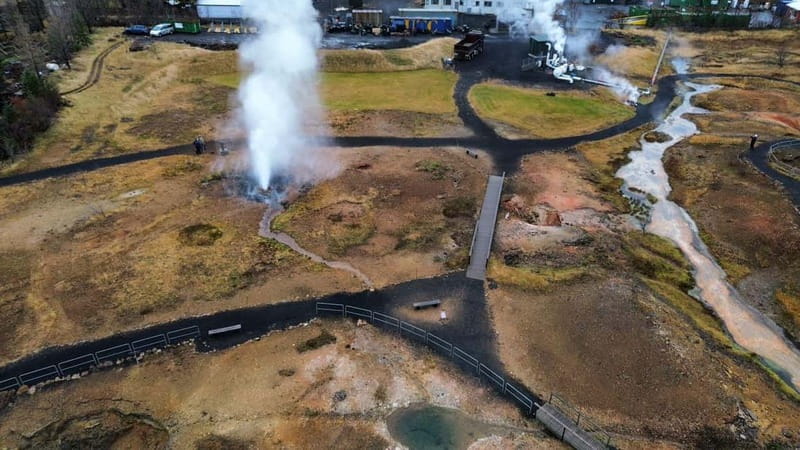 Reykjavík: Golden Circle, 2 Geysers & Geothermal Bakery Tour - Kerið Crater gives you a short volcanic walk