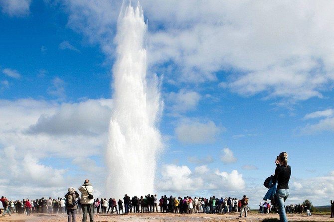 Reykjavik: Golden Circle and Northern Lights Small-Group Tour - One long Iceland day, split into two very different outings