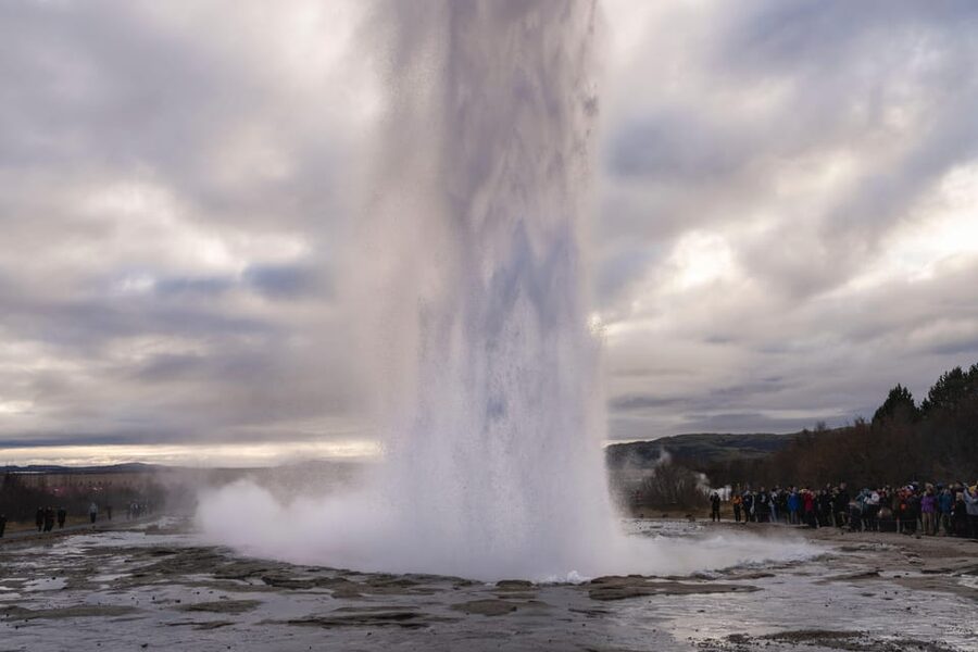 Reykjavík: Golden Circle and Silfra Snorkeling Combo Tour - Food, transfers, and the ten-hour pace