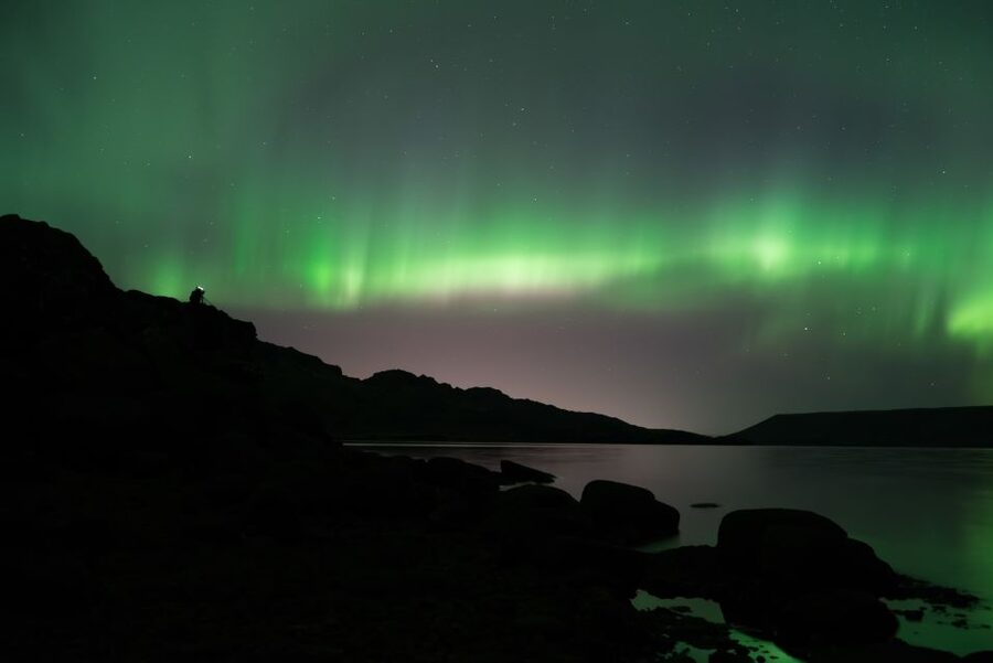 Reykjavík: Northern Lights Minibus Tour with Photos - Hot chocolate, blankets, and the practical comfort factor