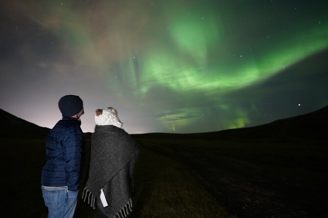 Reykjavik Northern Lights Tour with Pro Aurora Photos Small Group - Why a moving search beats one fixed viewpoint