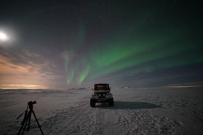 Reykjavik Northern Lights Tour with Pro Aurora Photos Small Group - The guides shape the night