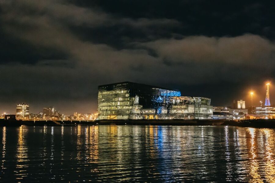 Reykjavik: Northern Lights Yacht Tour - Taking photos from a moving yacht