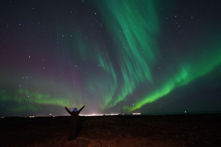Reykjavik: Premium Northern Lights Tour with Free Photos - Hot chocolate, cinnamon buns, and wool blankets