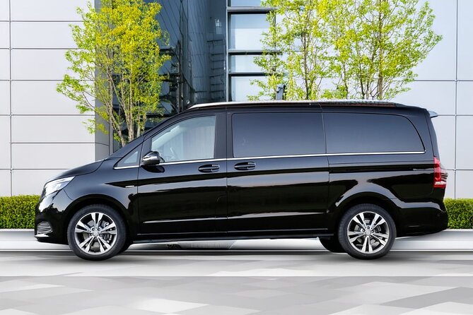 Reykjavik-Private Transfer to/from Keflavík Airport - The small comforts that matter after a flight
