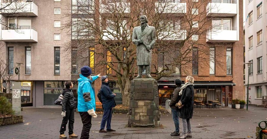 Reykjavik: Sightseeing Walking Tour with a Viking - Ingólfur Square and Austurvöllur: starting with the old center