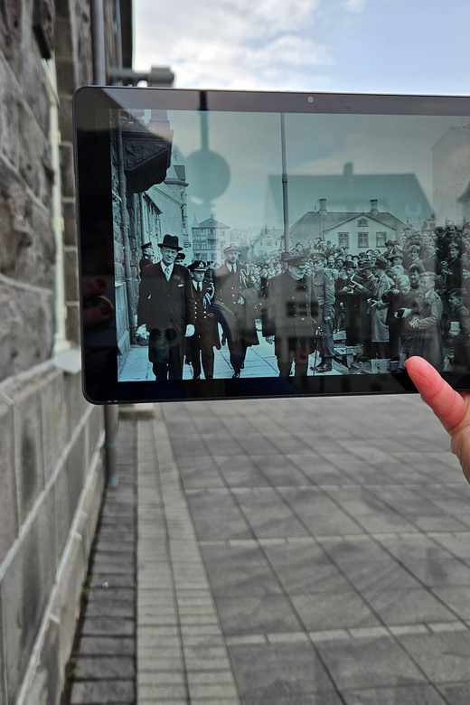 Reykjavik: World War II Walking tour around the city centre - How period photos change the walk
