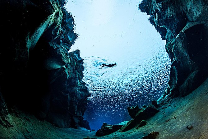 Silfra: Snorkeling Between Tectonic Plates - Meet on Location - The long preparation is part of the experience