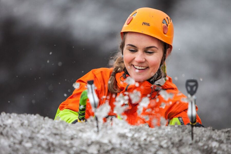 Skaftafell: Glacier Hike and Ice Climbing Guided Experience - Hiking across Falljökull’s moving ice
