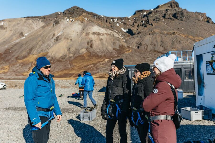 Skaftafell National Park: Falljokull Glacier Easy Hike - Walking from the bus to the glacier