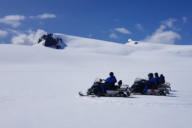 Snowmobile tour on Vatnajökull - How the guides shape the experience