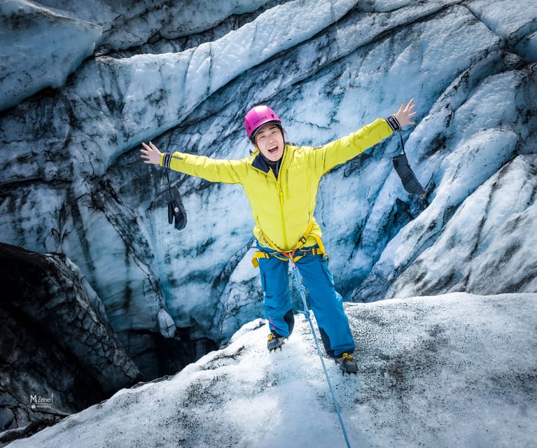 Sólheimajökull Glacier: Guided Hike with Equipment - How the English-speaking guide shapes the outing
