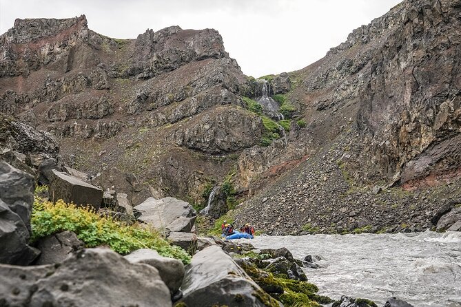 Top-Rated Family Rafting-Warm Drysuits, Volcanic Canyon, Epic Fun - Paddling through the basalt canyon
